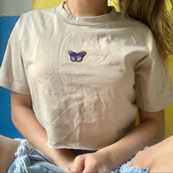 Tops - cropped butterfly tee ✧